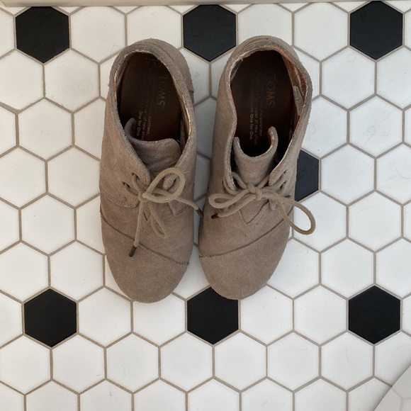 TOMS | TAN SUEDE BOOTIE - Picture 3 of 3